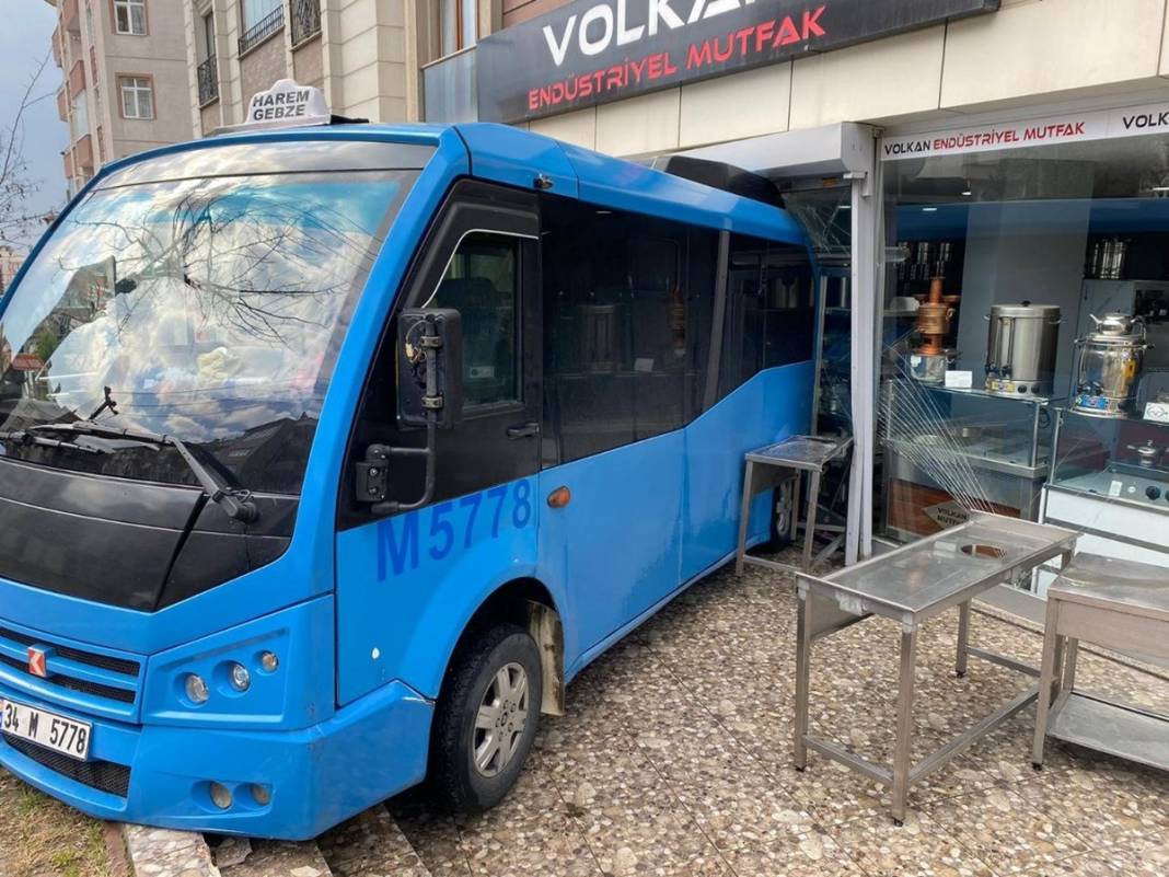 Minibüsünü dükkanın önüne park etti, döndüğünde hayatının şokunu yaşadı! Korkutan anlar kamerada 7